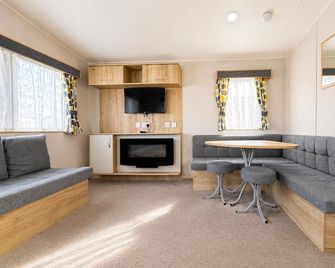 Lovely 6 berth caravan with free Wi-Fi at Harts Holiday Park, Kent ref 74068W - Sheerness