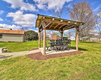 Charming Cave City Vacation Rental w/ Fire Pit! - Cave City - Innenhof