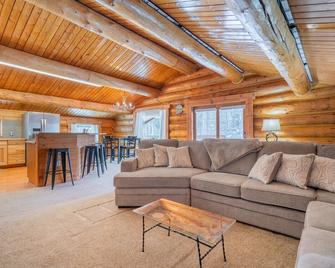 Tucked Away Timber Upper Suite - Fairbanks - Sala de estar