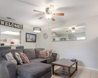 2 Miles to DT Updated Pet-Friendly Home for Four - Austin - Sala de estar
