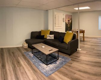 Smalstig Rockne Suites 1 mile to Notre Dame - South Bend - Living room