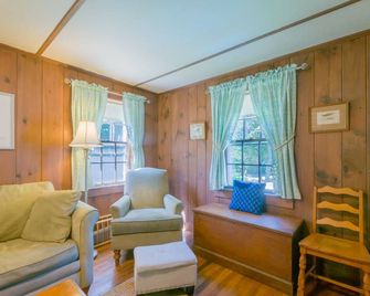 77 Ploughed Neck Road East Sandwich - The Little House - East Sandwich - Living room