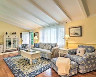 Charming Hyannis Cottage 1 Mi to Beach! - Hyannis - Living room