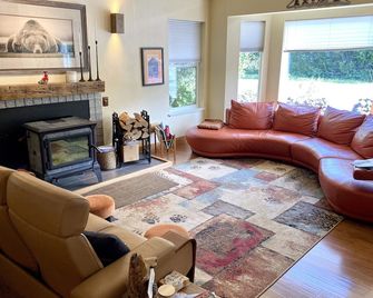 Mt. Adair Room at Bell In The Woods B&B ( Queen/ Main Floor) Max 2ppl - Seward - Sala de estar