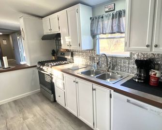 Della’s Delight- Sleeps 4 - Campbellsville - Кухня