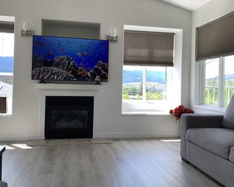 Merritt Crown Hill - 3 bedrooms w/AC - Merritt - Living room