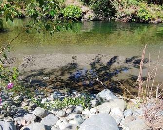 Creekfront 3-bedroom house with WiFi, AC in Happy Camp - Happy Camp