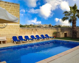 Centre Island Holiday Home with private pool and hot tub - Kerċem - Basen