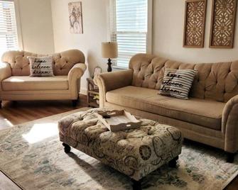 Cute and Cozy 2bed-4 Miles to LU - Lynchburg - Living room