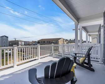 Top Floor Balcony, 2 Blocks to Beach, Park 2 Cars, Linens + Towels included - Seaside Heights - Balcony
