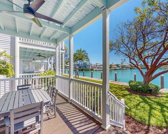 Waterfront escape with stunning views, private balconies, near attractions - Duck Key - Balcony