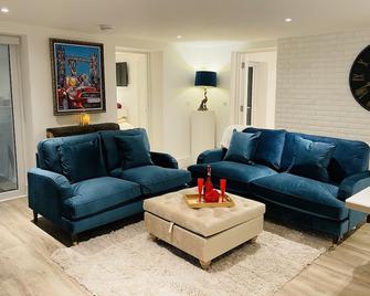 Escape London in London - 2 bed luxury apartment in lovely Wanstead - London - Living room