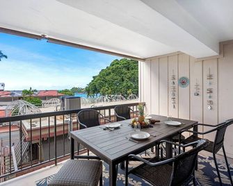 Kona Plaza 201: Cozy Condo w/ AC, Shared Pool & Ocean Views - Kailua-Kona - Balcony