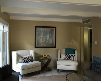 Summer 2025 available- private 1 bedroom guest house - Phoenix - Vardagsrum