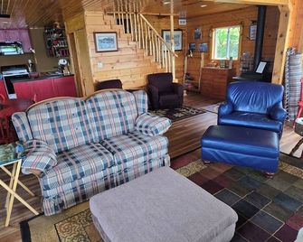 Cozy Lakefront Cabin W/ Canoe, Hammock, Fire-Pit & Grill! Perfect Group Getaway - Comstock - Living room