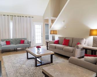 Entire house in great location to RDU and RTP with new modern kitchen - Morrisville - Living room