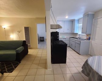 Cozy 1-bedroom with queen size bed, couch bed, full kitchen and full bathroom - Apple Valley - Cocina