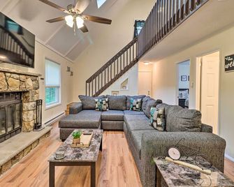 7 Mi to Lake Harmony: Home w/ Furnished Deck! - Albrightsville - Sala de estar