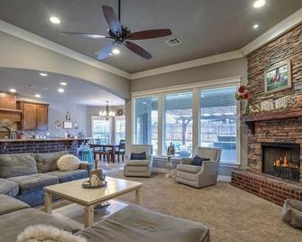 Recently Updated Home with outdoor grilling area and movie room - Glenpool - Obývací pokoj
