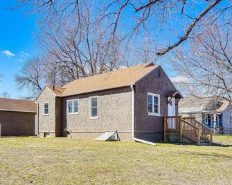 Pet-Friendly Sioux Falls House - 2 Mi to Downtown! - Sioux Falls - Building