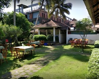 Hotel Breezeland - Changanācheri - Patio