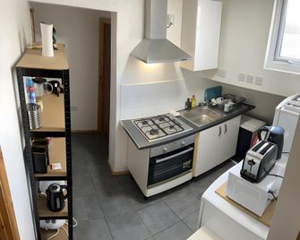 Tower Bridge Roomzzzz Bnb - London - Kitchen