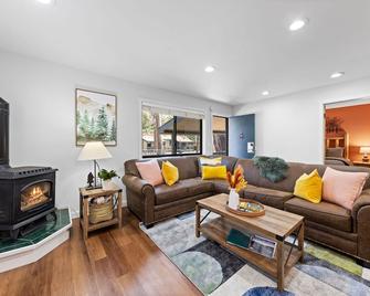 Sandy Cove on the North Shore -Lakeside Cottage with Pier Beach, and HOA Amenities - Tahoe Vista - Living room