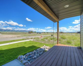 Charming 3-bedroom house with WiFi, AC in serene Ennis - Ennis - Balcony