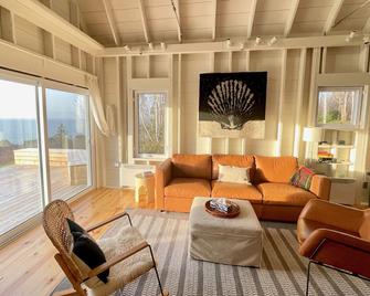 Oceanside Cottage with Stunning Views 3 min. to Beach, near Cabot Trail & Park - Margaree Harbour - Sala de estar