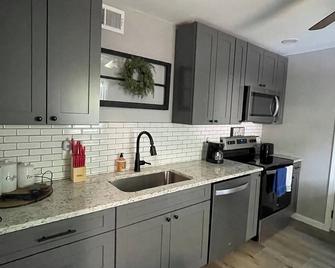'The Hideaway 2' Charming 2-bedroom house in delightful Farmington with WiFi, AC - Farmington - Кухня