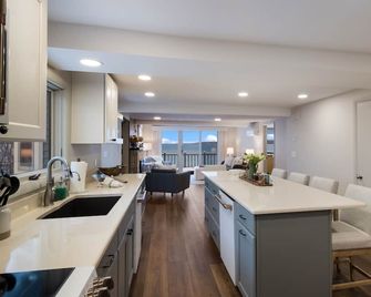 On Crystal Lake, Newly Remodeled, Best Views & Location, Walk to town - Beulah - Cocina