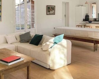 Grande maison de famille rénovée, vue sur Sainte Victoire - Venelles - Sala de estar