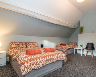 Double bedroom 1 with seating and work space - Castle Donington - Bedroom