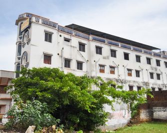 Hotel O Himalaya Lodge - Kāndi - Building