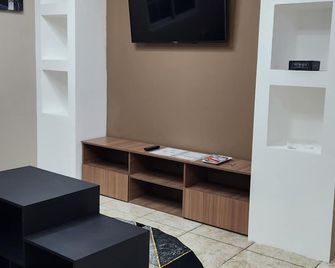 The Layover - Modern 2BR 6 mins from the Airport Ideal for Short and Extended Stays - Maracas Bay Village - Servicio de la habitación