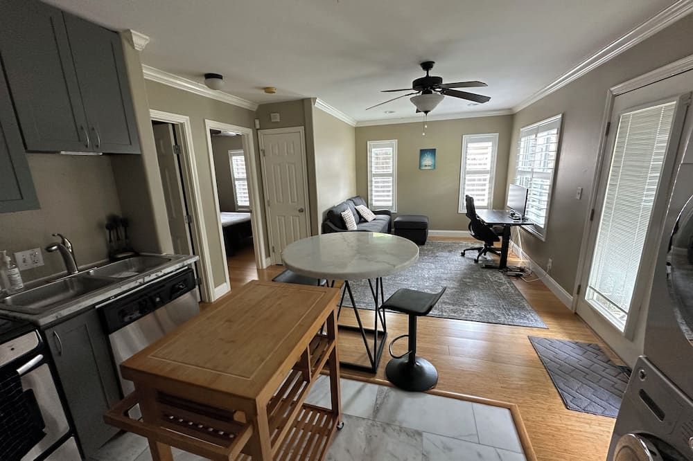 Charming 4BR Home: Prime Spot in North Loop, Close to Everything - Austin - Dining room