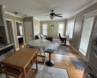 Charming 4BR Home: Prime Spot in North Loop, Close to Everything - Austin - Dining room