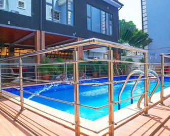 Nevada Hotels and Suites Lekki - Lekki - Piscina