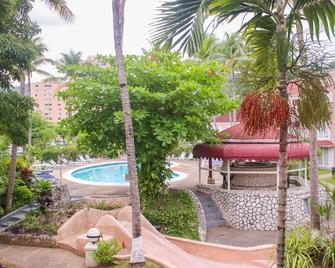 Fisherman's Point Beach Resort - אוקו ריוס - בריכה