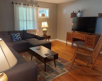 Quiet neighbor just 2 minutes from downtown Sparta TN - Sparta - Living room