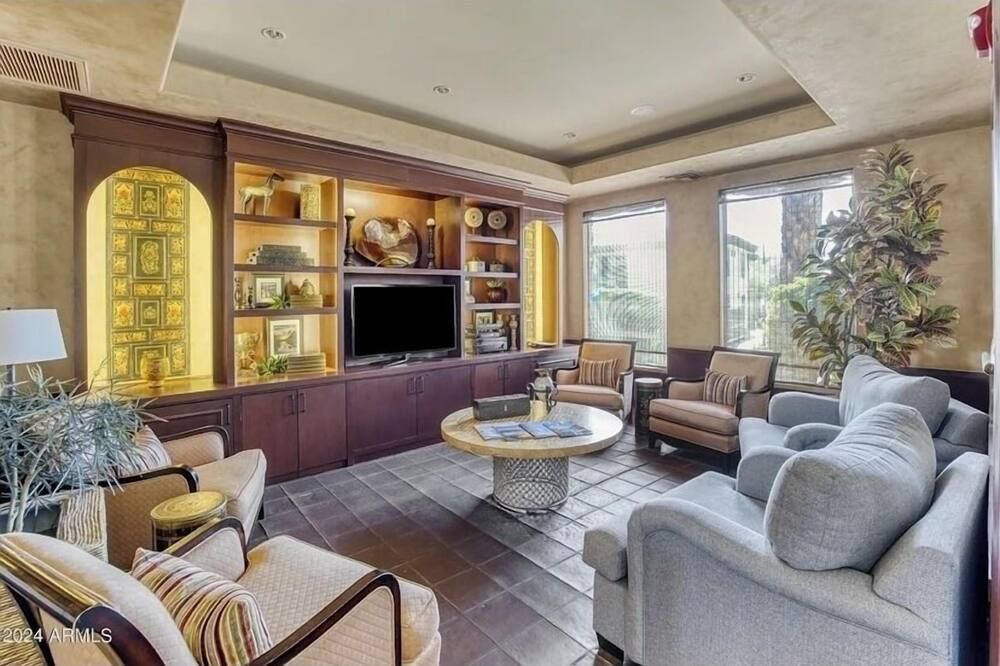 Scottsdale Luxury Condo pool & Clubhouse view. - פרדייז ואלי - סלון