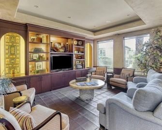 Scottsdale Luxury Condo pool & Clubhouse view. - Paradise Valley - Living room