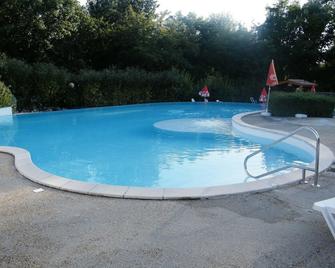 Camping Les Lacs de Courtes - Chalets - Estang - Piscina