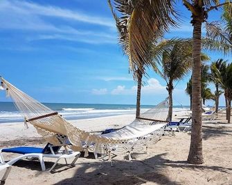 80 Steps to White Sand and Blue Water - Nueva Gorgona - Playa