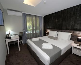 Hotel Alexandar II - Üsküp - Yatak Odası