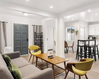 Shenandoah by AvantStay 10 Min to Rodeo Drive - Los Angeles - Living room