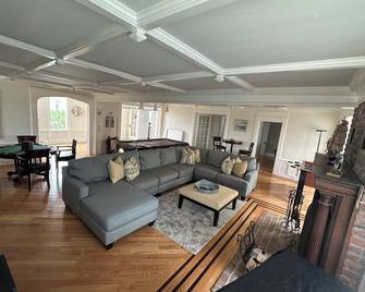 Ocean Front Beauty with Private Beach, Grass Yard, Beach Volleyball and. More! - Long Branch - Living room