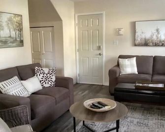 Spacious garden suite in beautiful Comox. - Comox - Living room