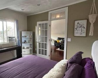Large Private Guest House with Lake Views - Salem - Schlafzimmer