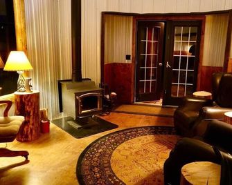 Romantic Retreat in Tin Bins Cabin - Sundre - Lounge